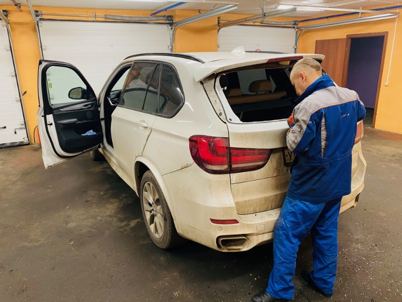 Замена заднего ветрового стекла BMW X5 (f15)