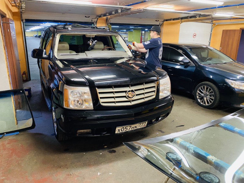 Замена лобового ветрового стекла Cadillac Escalade