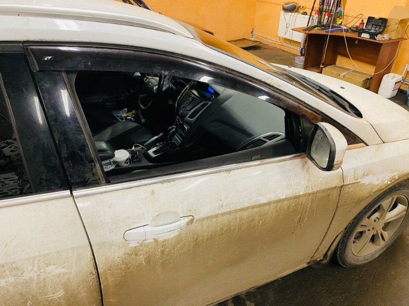 Замена опускного стекла Ford Focus III