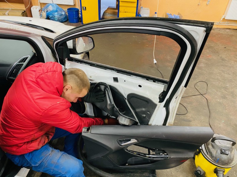 Замена опускного стекла Ford Focus III