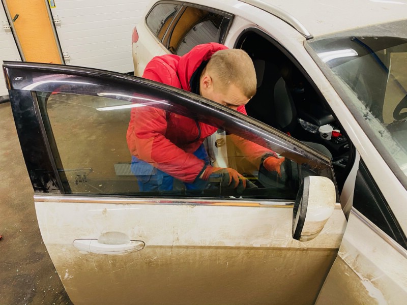Замена опускного стекла Ford Focus III