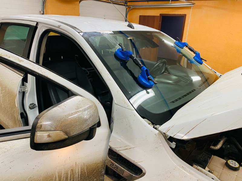 Замена лобового ветрового стекла Ford Ranger