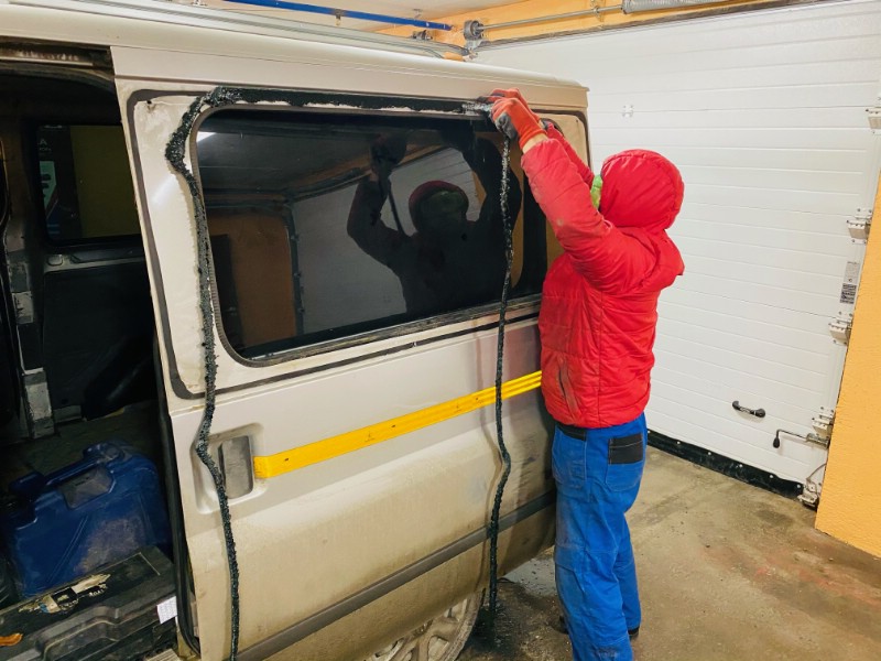 Замена заднего стекла Ford Transit