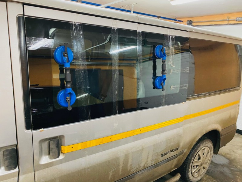Замена заднего стекла Ford Transit