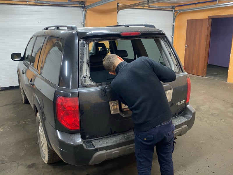 Замена заднего стекла Honda Pilot