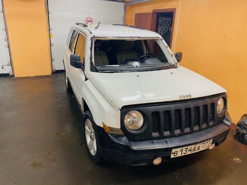 Замена лобового ветрового стекла Jeep Liberty (Patriot)