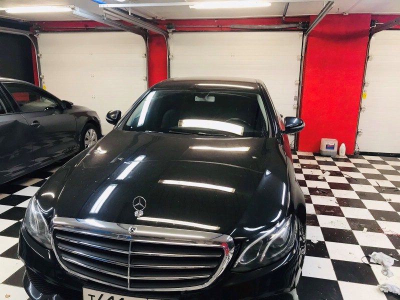 Замена лобового ветрового стекла Mercedes Benz 213