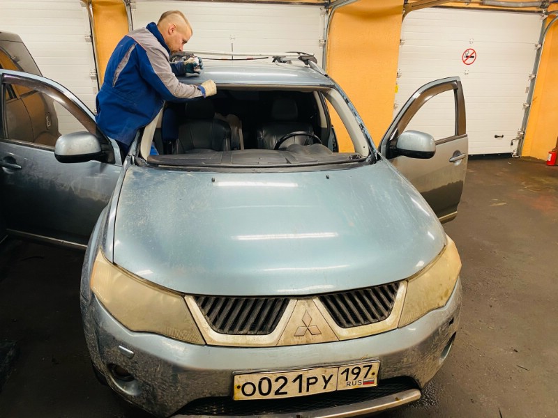 Замена заднего ветрового стекла Mitsubishi Outlander XL
