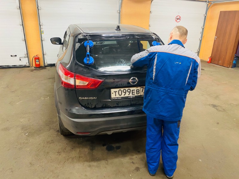 Замена заднего ветрового стекла Nissan Qashqai 2
