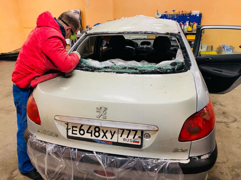 Замена заднего ветрового стекла Peugeot 206