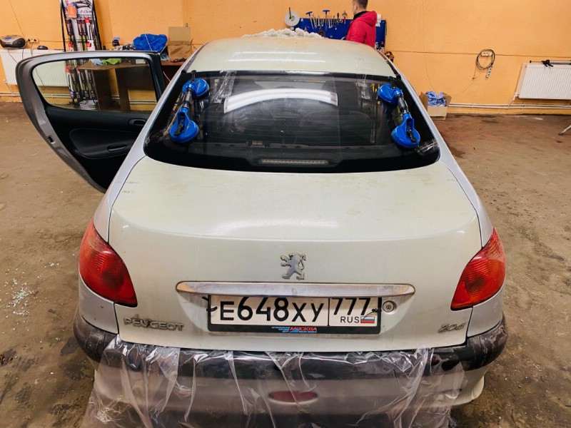 Замена заднего ветрового стекла Peugeot 206