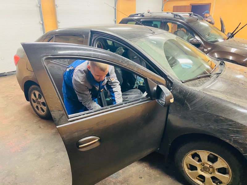 Замена бокового стекла Renault Logan II