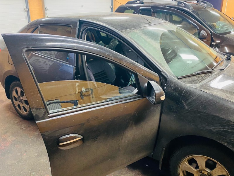 Замена бокового стекла Renault Logan II