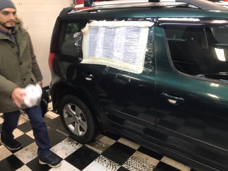 Замена заднего стекла Skoda Yeti