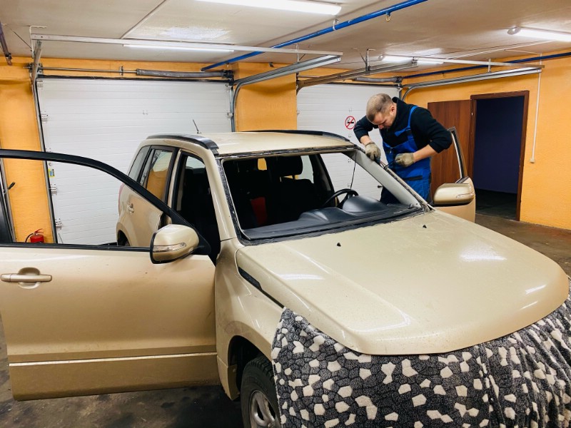 Замена лобового ветрового стекла Suzuki Grand Vitara