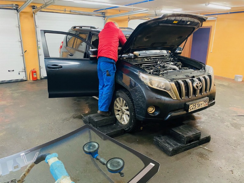 Замена лобового стекла Toyota Land Cruiser Prado 150