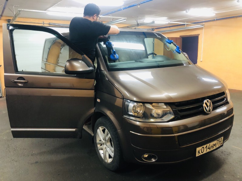 Замена лобового ветрового стекла Volkswagen Transporter