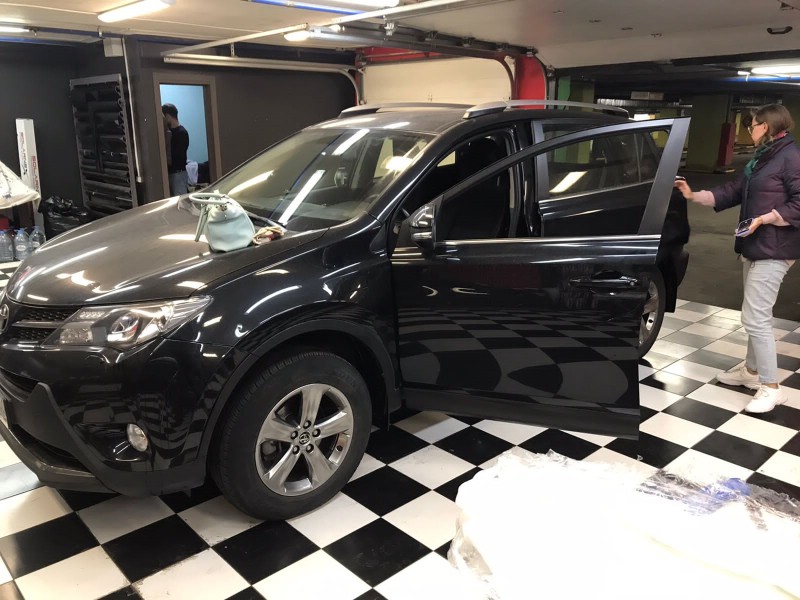Замена бокового стекла Toyota Rav4