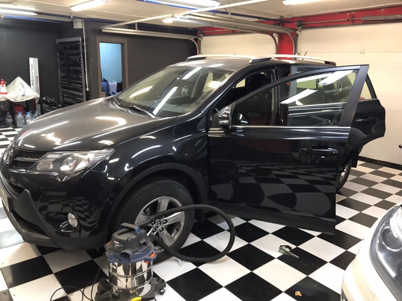 Замена бокового стекла Toyota Rav4