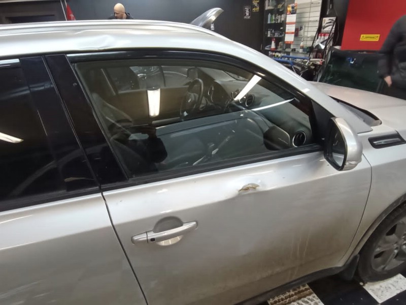 Замена бокового стекла Suzuki Vitara