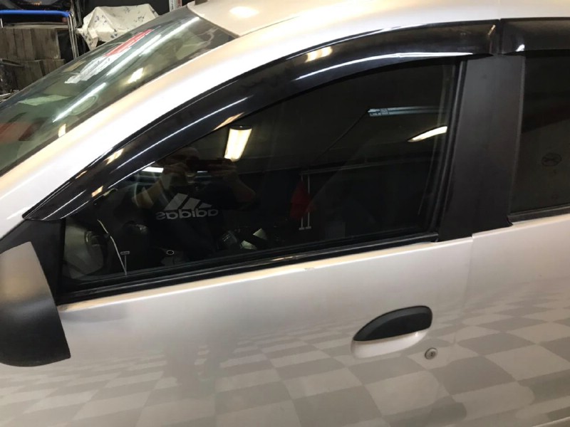 Замена левого переднего стекла Renault Logan