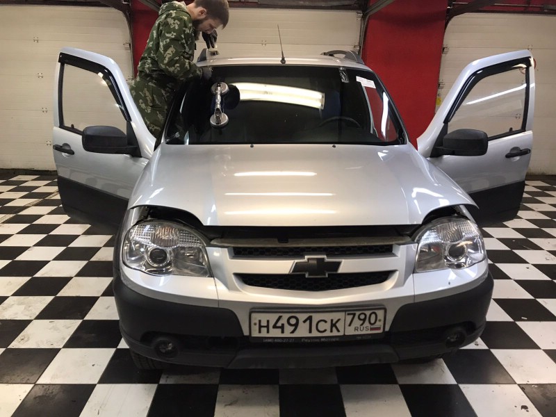 Замена лобового стекла Chevrolet Niva