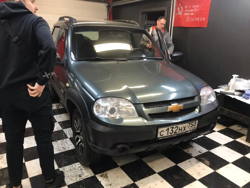 Замена лобового стекла Chevrolet Niva