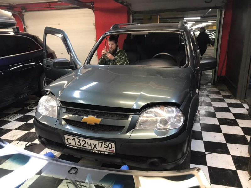 Замена лобового стекла Chevrolet Niva