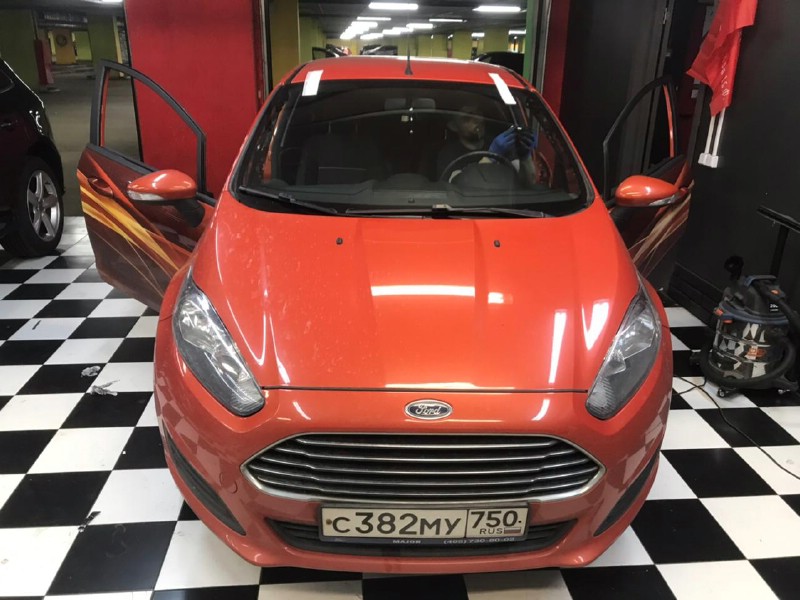 Замена лобового стекла Ford Fiesta