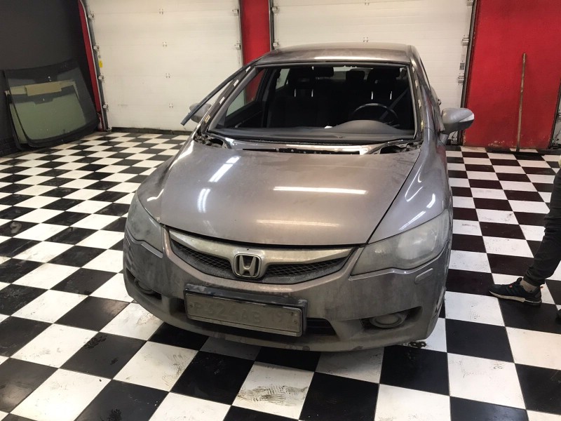 Замена лобового стекла Honda Civic