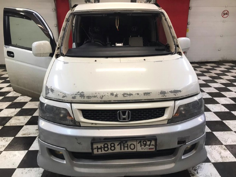 Замена лобового стекла Honda Stepwgn
