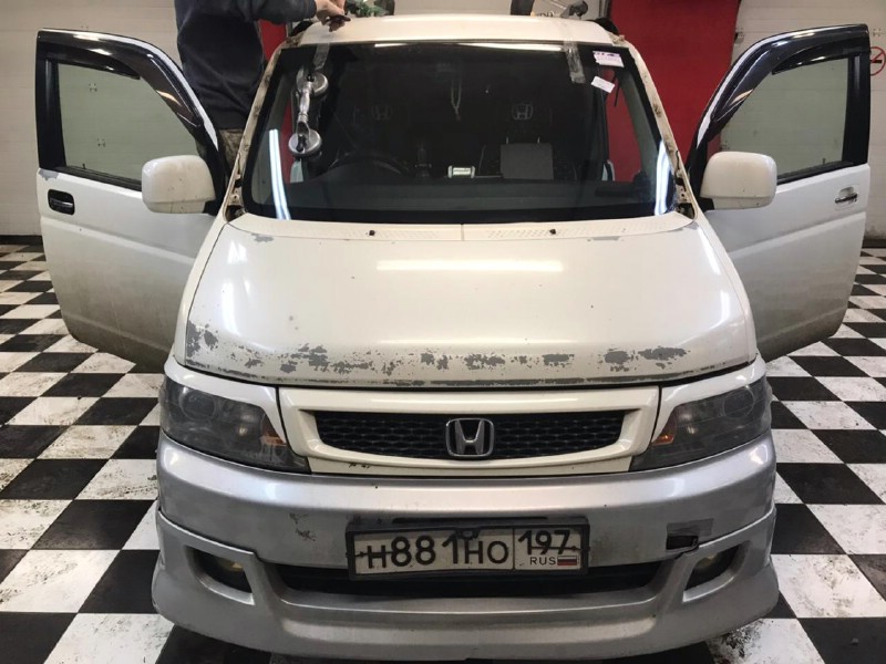 Замена лобового стекла Honda Stepwgn