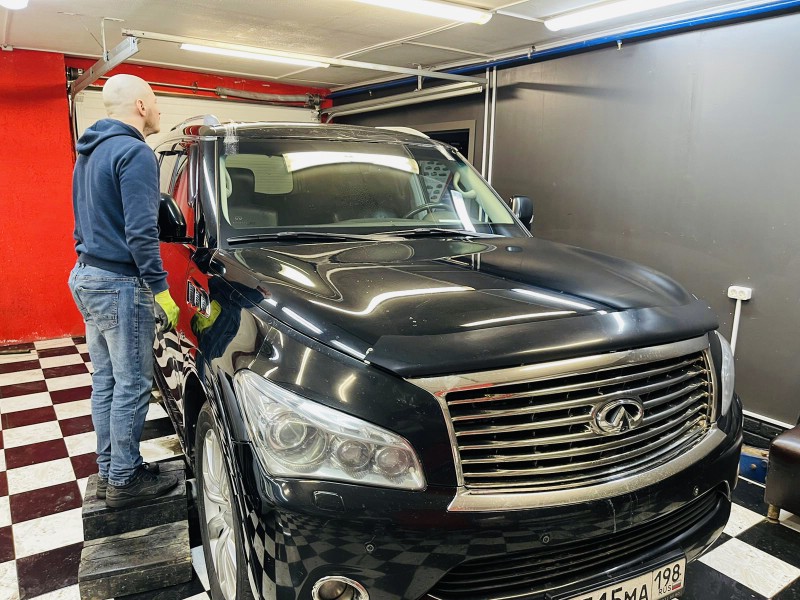 Замена лобового стекла Infiniti QX56