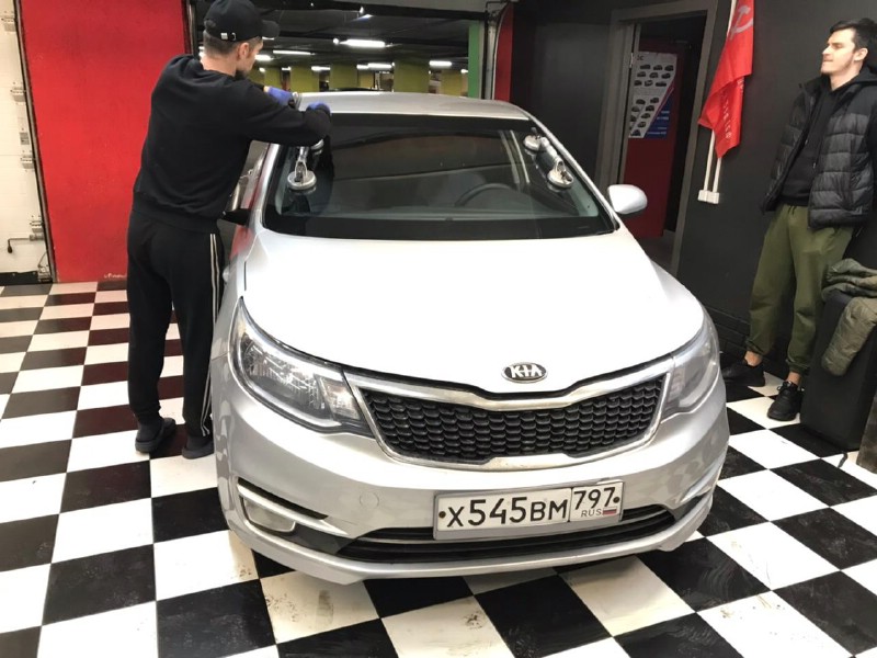 Замена лобоовго стекла Kia Rio