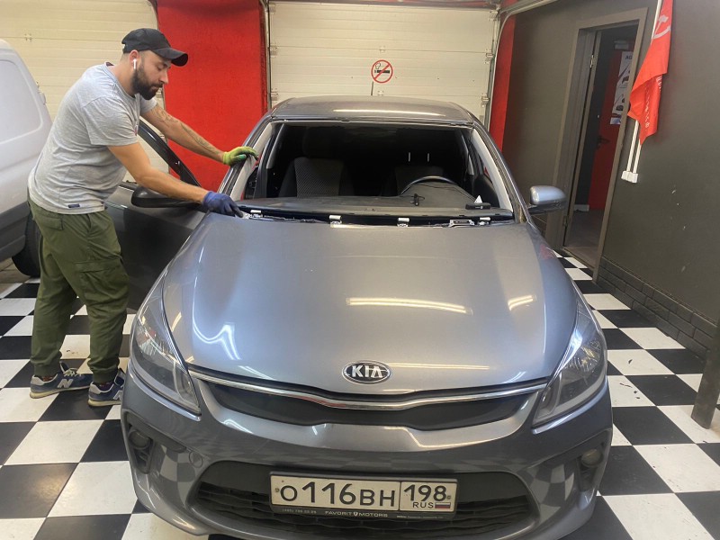 Замена лобоовго стекла Kia Rio