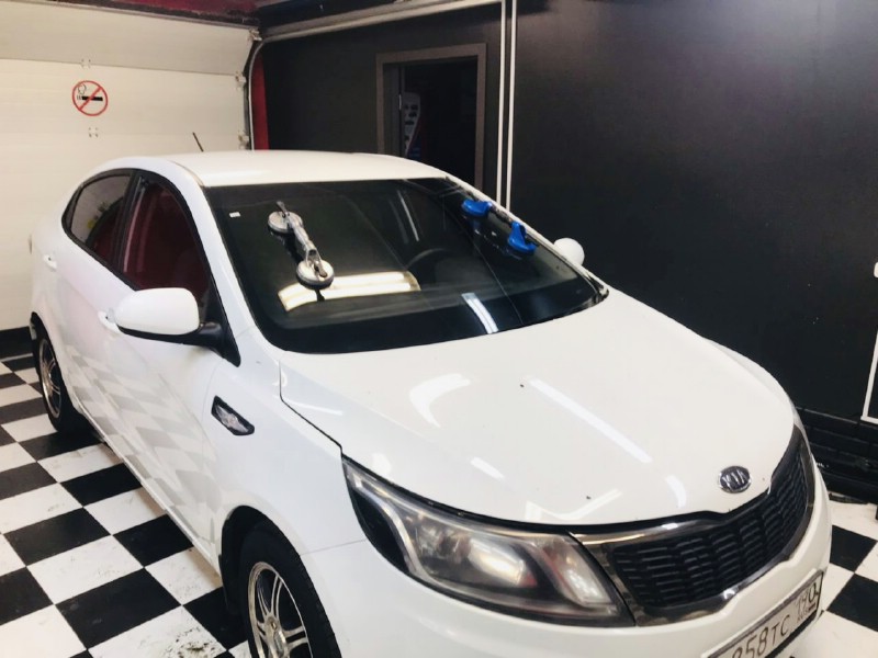 Замена лобового ветрового стекла Kia Rio 4D
