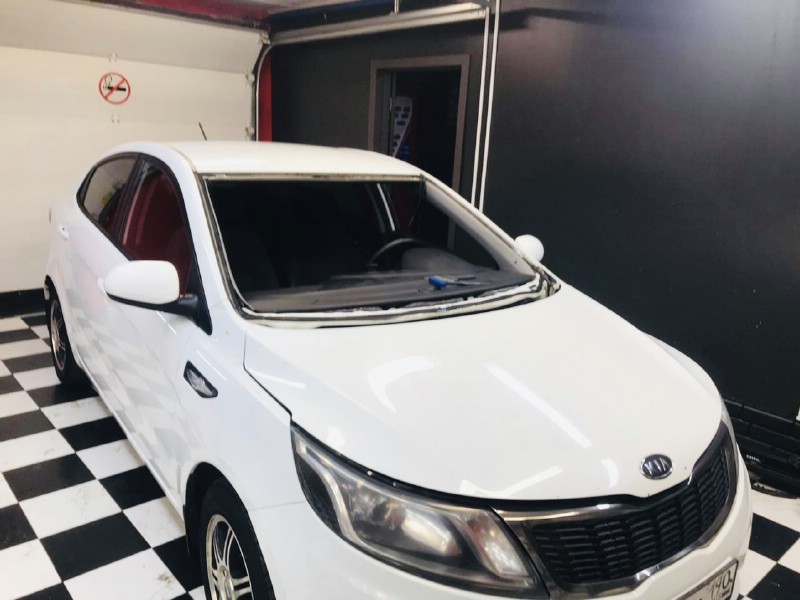Замена лобового ветрового стекла Kia Rio 4D