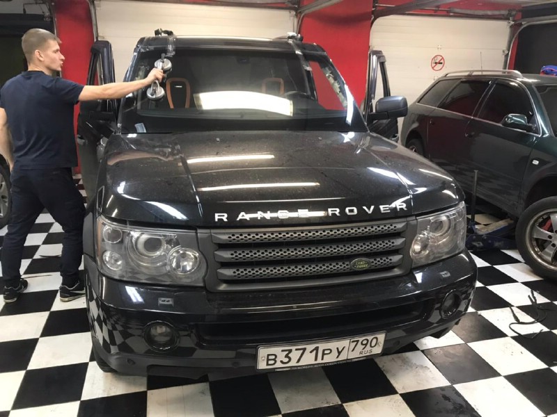 Замена лобоовго стекла Land Rover Range Rover