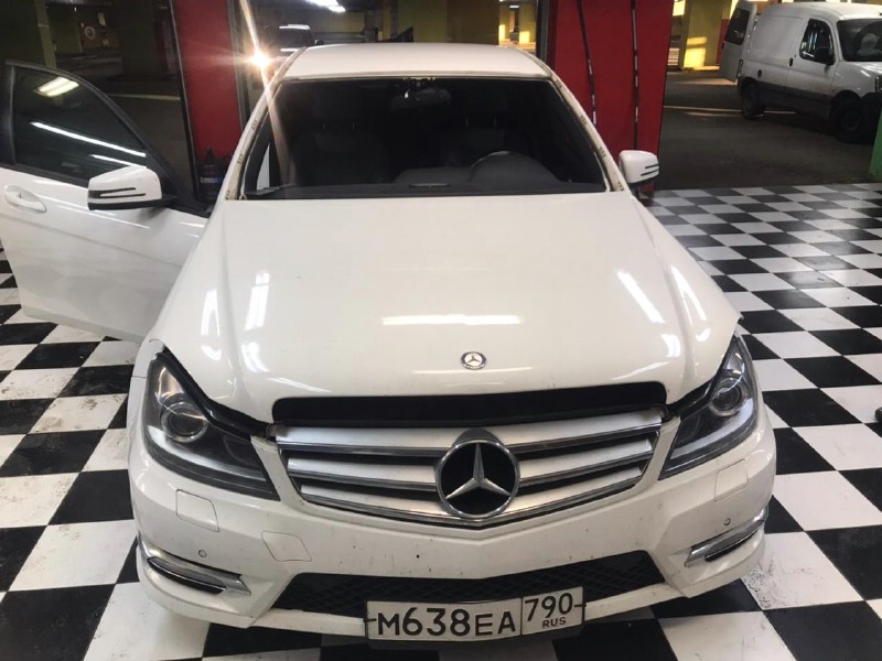 Замена лобового стекла Mercedes W204