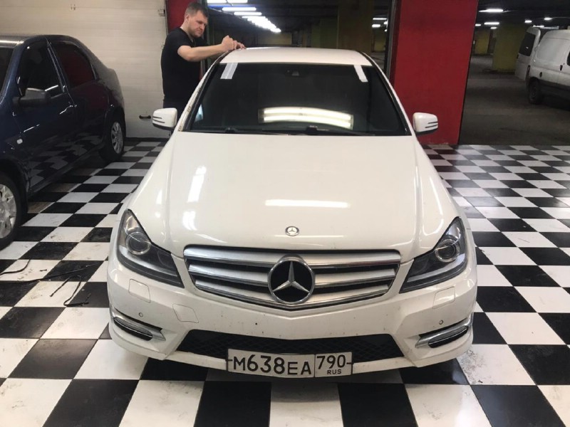 Замена лобового стекла Mercedes W204