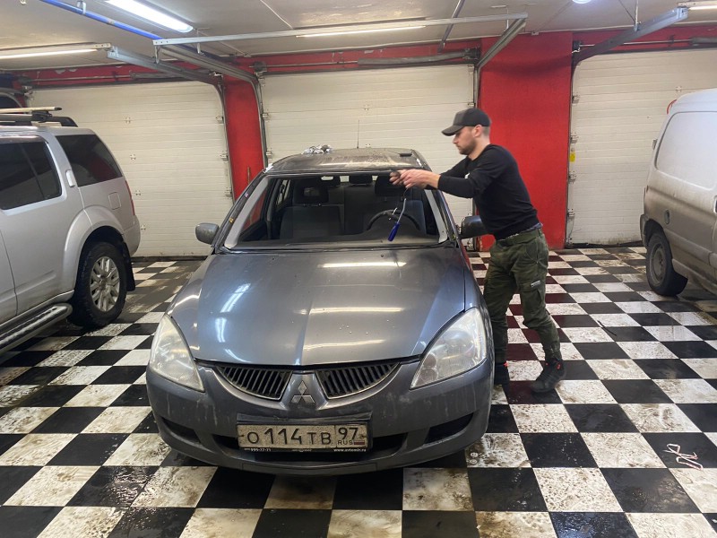 Замена лобового стекла Mitshubishi Lancer