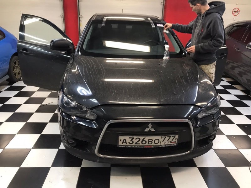 Замена лобового стекла Mitshubishi Lancer X