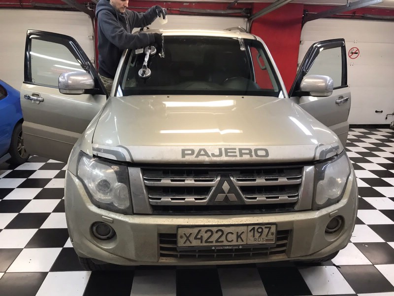 Замена лобового стекла Mitshubishi Pajero