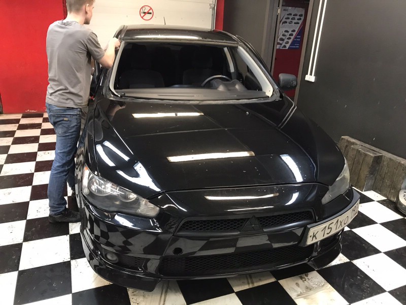Замена лобового стекла Mitsubishi Lancer X