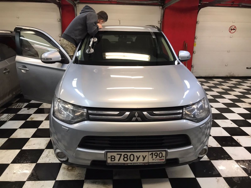 Замена лобового стекла Mitsubishi Outlander
