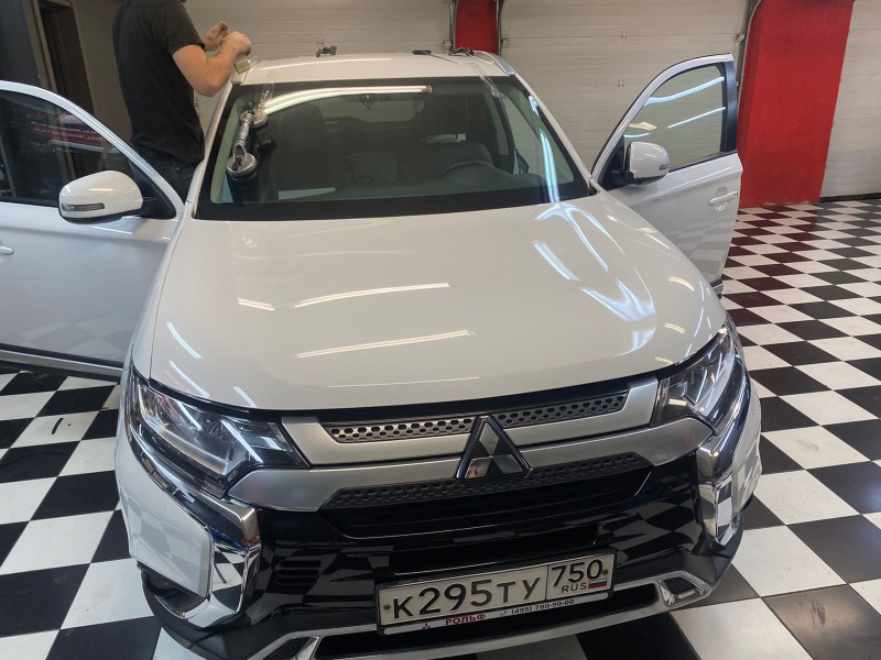 Замена лобового стекла Mitsubishi Outlander
