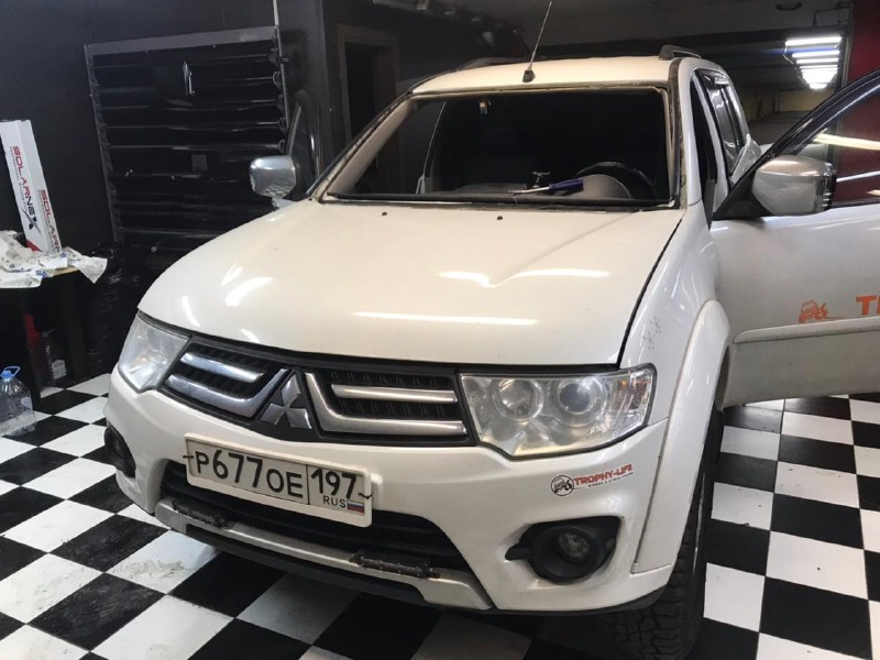 Замена лобового стекла Mitsubishi Pajero Sport