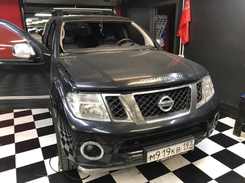 Замена лобового стекла Nissan Pathfiender r51