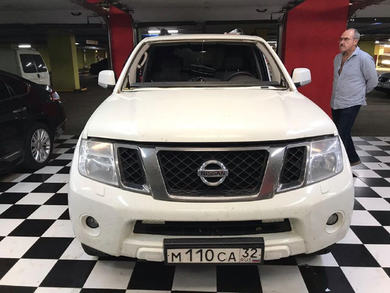 Замена лобового стекла Nissan Pathfiender r51
