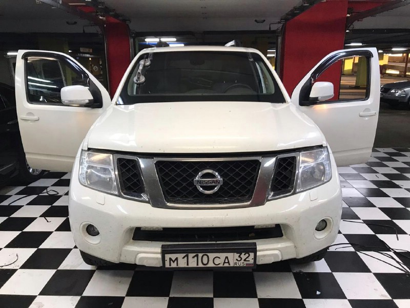 Замена лобового стекла Nissan Pathfiender r51